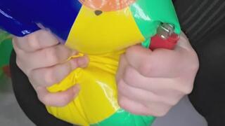 Kleine Bälle zerstören. Beißen, Reißen und Feuer