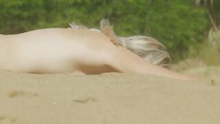 Nudist Girl in the Desert – Naked Sand Play & Rolling (Outdoor Nudist)