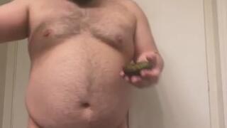 Bearbellybara eats avocado