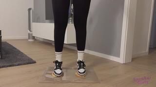 Sneaker-Girl Mia Moon - Burger Crush with Sneakers