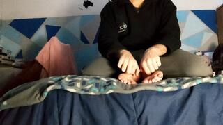 Amateur Foot Tickling – Casual Tickle Time Face Down with My Argentine Girlfriend – Part 1