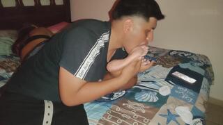 Roxana descansa en su dormitorio mientras adoran sus pies