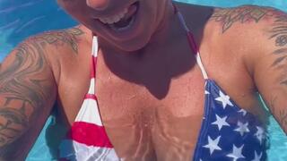 USA TITS IN POOL