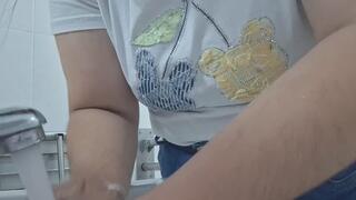 Espuma, agua y tentación… mírame lavarme las mano