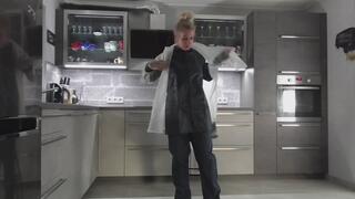 Miss Francine im Regatta Regenanzug und transparentem Regenanzug