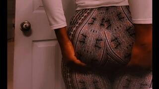 Big ass bathroom farts