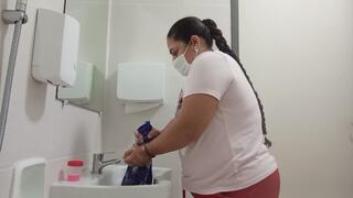 Me lavo la ropa a escondidas en un baño público del hospital.. secreto intimo.