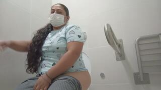 Baño público... Sonidos íntimos y lluvia dorada en secreto.