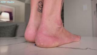 6FT Queen quick crush! Peons under her massive 11s! Part 2 - MP4