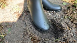 Kahina marks her territory with her Hunters