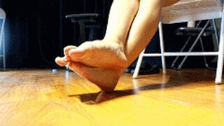 4K LELE crossed his feet and rubbed them together