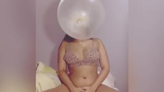 hottie latina love blows giant bubbles