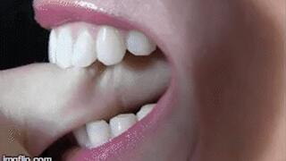 I morsi divini di Eleonore - Divine bites of Eleonore ( BITING ) ( WMV - MOBILE VERSION )