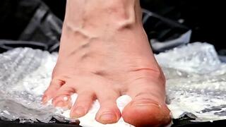 Foot Crush - Cream filled Bubble Wrap - Slow Pop Sounds & Texture (Close-up sound)