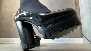 Heels and feet in pantyhose!