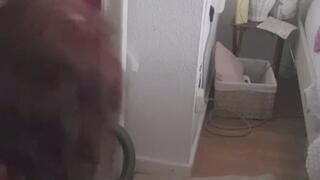 Staubsaugen im roten Kleid