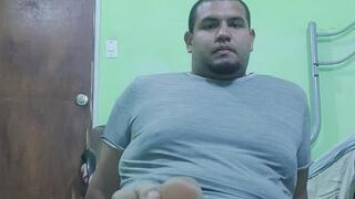 Le digo a mi esclavo que huela mis pies parte 2