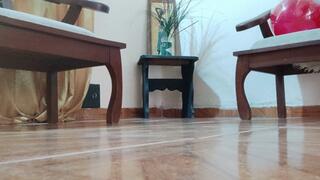 My feet stick to the ground from trampling on chewing gum (1)