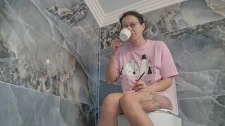 My morning ritual on the toilet, I drink coffee, smoke, and epura.