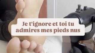 Je t'ignore et toi tu admires mes pieds ! I ignore you, and you admire my feet!