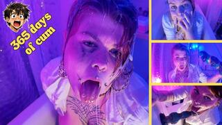 L'étudiante salope récolte le sperme de tous les puceaux de sa classe.