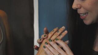 SluttySarah and Sushii Xhyvette in Finger Biting and Teeth Imprints