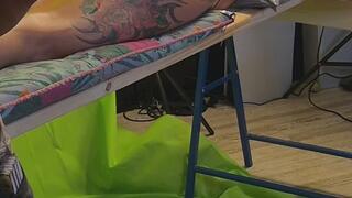 Durchkitzeln Facedown im schwarzen String Bikini