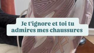 Je t'ignore et tu admires mes chaussures ! I ignore you while you admire my shoes !