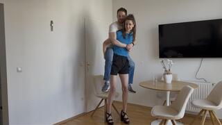 This guy was actually lying about his height just to get a date with a 6‘6 Amazon!