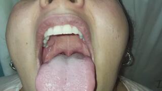 Mostrando mi garganta y mi uvula de cerca.