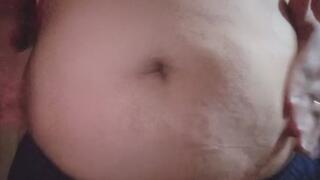 Jugando con mi panza y mi ombligo.