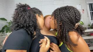 TRIPLE KISS HARD VERY CAUGHT CLIP 3 BY ARIEL, VICKY AND MOANA CAM FULL HD