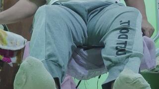 Les muestro mis pies sudados con calcetines y descalzos. I show you my sweaty feet with socks and barefoot.