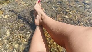 Pronounced arch on the feet of the goddess Roxan (3)