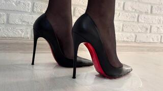 High heels stuck, messy feet, Louboutins so Kate 120 in glue, Louboutins stuck, messy stockings, feet in glue