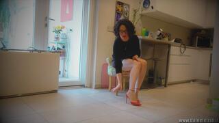 Cloe: l'agente immobiliare e i suoi tacchi da urlo - Cloe: estate agent in beautiful high heels (PEDAL PUMPING)