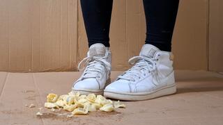 pasta calpestata dalle mie sneakers bianche