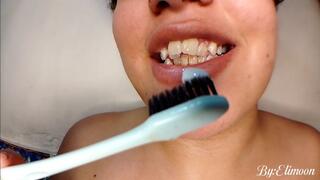 Brushing my teeth after 15 days without brushing them! Tooth brushing (close-up)