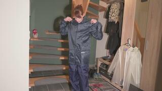 Miss Lara in Nylon Regenanzug und transparentem Regenzeug wird gefesselt und geknebelt