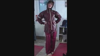 Miss Clara doppelt geschützt in AGU Regenanzug und transparenten Plastik Regensachen