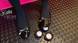 (Food crush ASMR) cupcakes vs black ballet flats