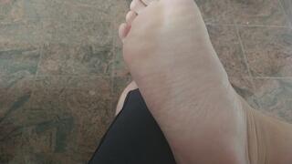 Showing my beautiful wrinkled male big sole 3 minutes in close-up