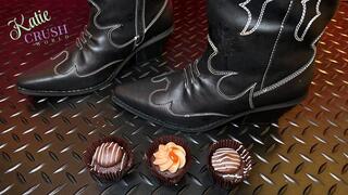 (Food crush ASMR) cowgirl boots vs three mini cupcakes