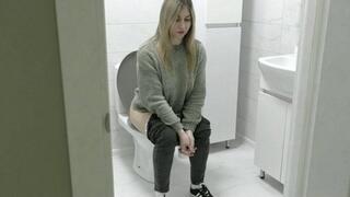 I need to go to the toilet; you can hear loud splashes MP4 FULL HD 1080p