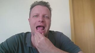 The tiny twin of the tiny I have eaten before apears. I will eat him with 2 slices of cheese, too. CLIP IS IN GERMAN LANGUAGE