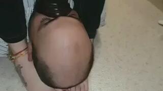 Fußriechen als Strafe für den stressigen Tag Footsniffing as Punishment for the stressful day