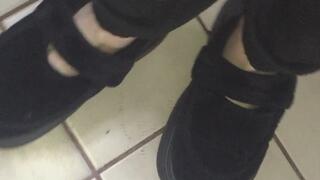 WAITING FOR THE MALL TO STOP SITTING ME ON THE BENCH I WANNA SHOP