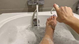 Bubbles, Water & My Feet