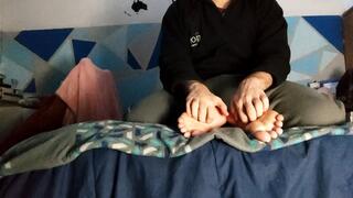 Amateur Foot Tickling – Casual Tickle Time Face Down with My Argentine Girlfriend | Part 1