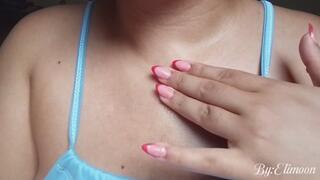 Mostrando te mi pecho sudoroso. Showing you my sweaty chest. sweaty body